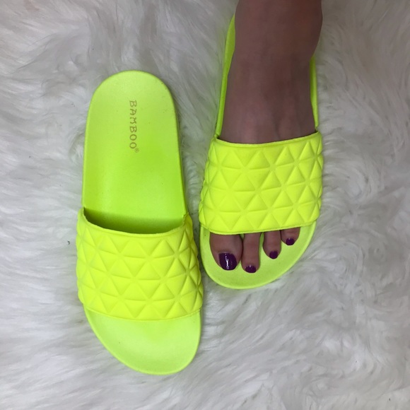 🆕 Rylie Neon Yellow Quilted Slide - Picture 2 of 8